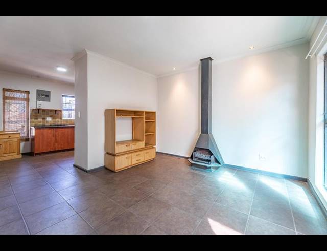 2 BEDROOM TOWNHOUSE FOR SALE IN VREDEKLOOF EAST